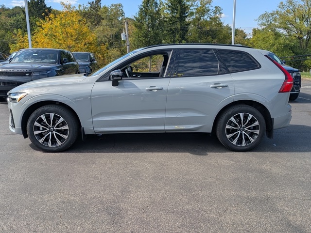 2025 Volvo XC60 B5 Plus photo 3