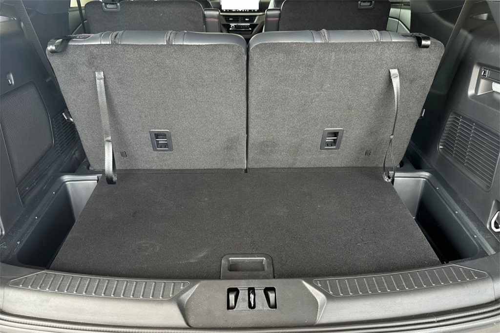 2025 Ford Explorer ST-Line photo 16