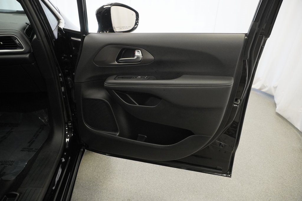 2025 Chrysler Pacifica photo 32