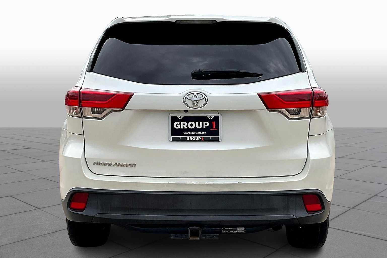 2019 Toyota Highlander LE photo 3