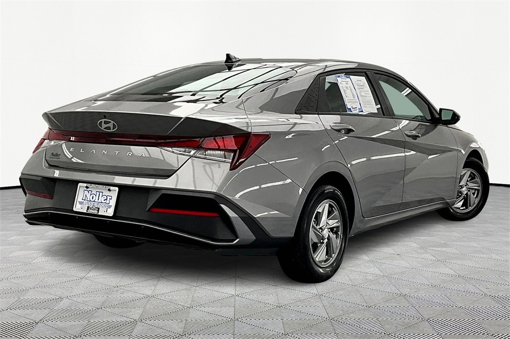 2024 Hyundai Elantra SE photo 2
