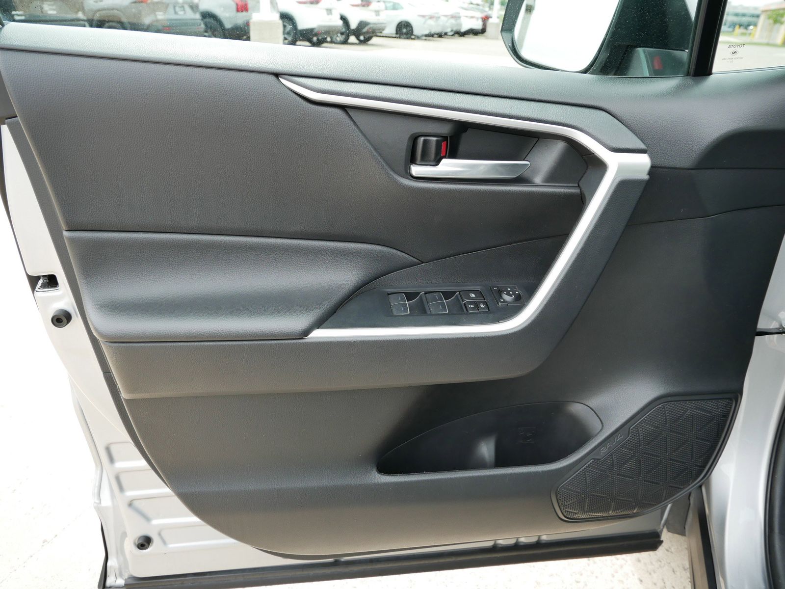 2024 Toyota RAV4 XLE photo 10