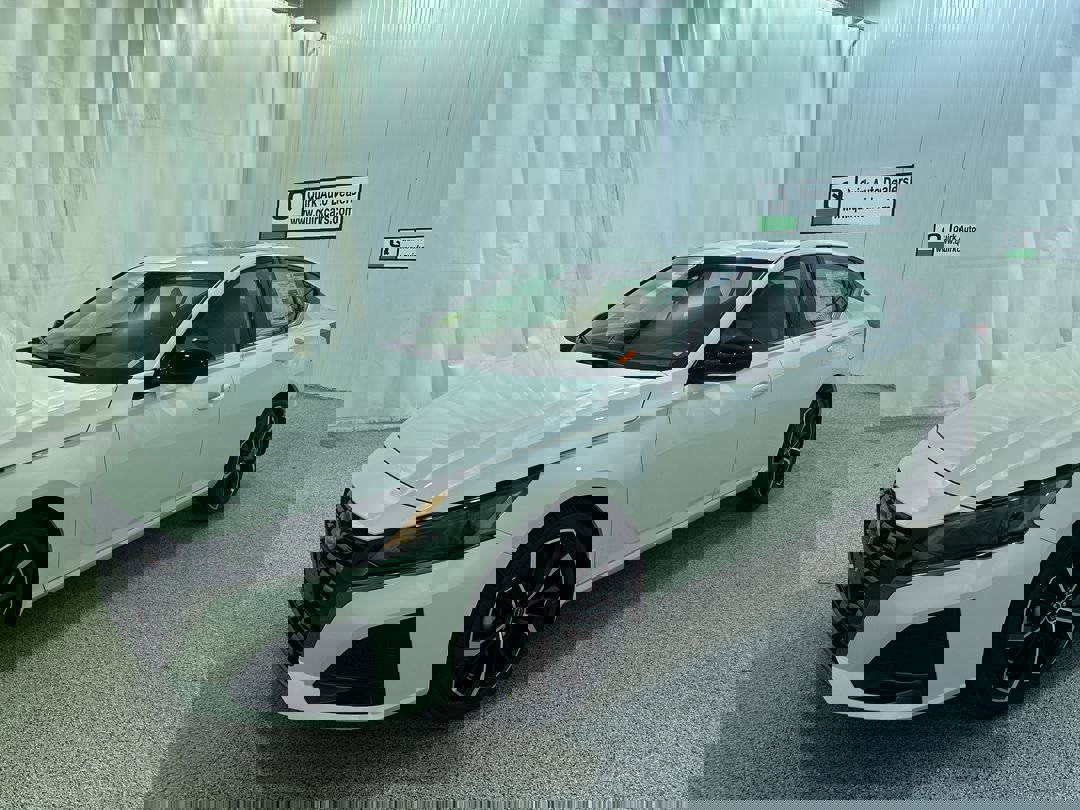 2025 Nissan Altima SR photo 3