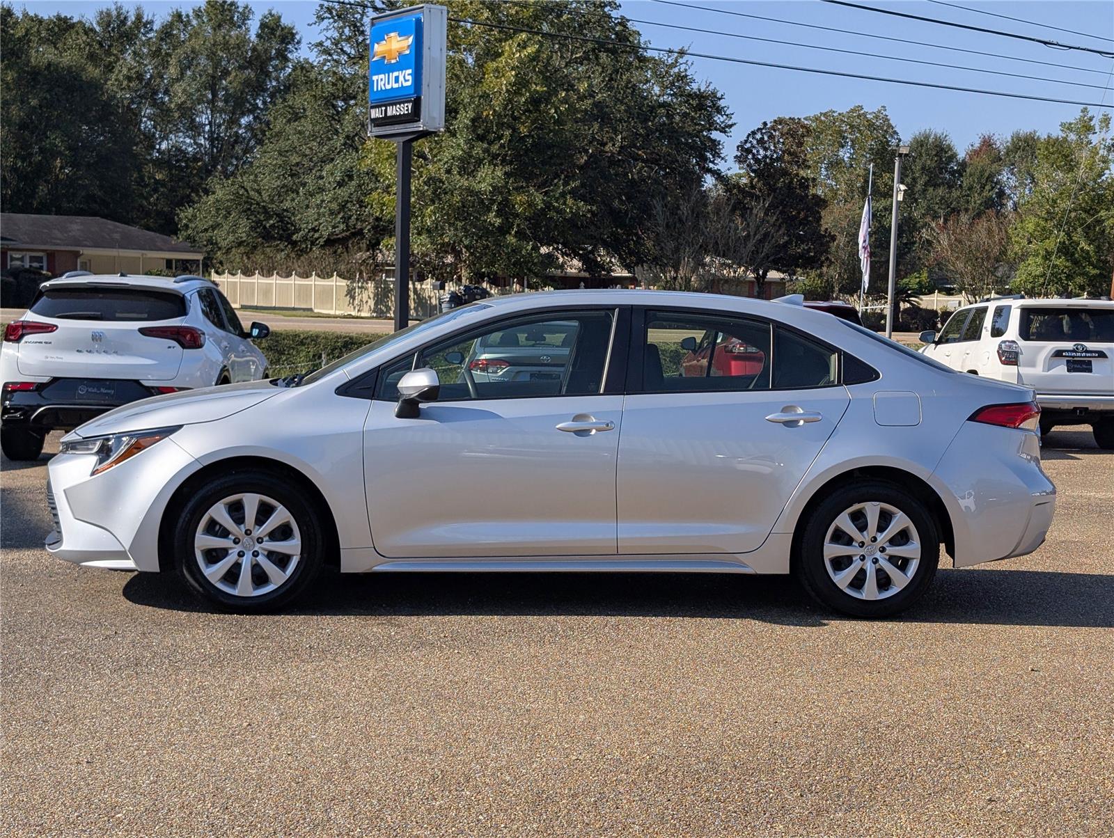 2023 Toyota Corolla LE photo 2