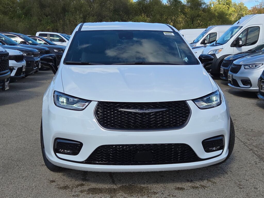 2026 Chrysler Pacifica photo 3