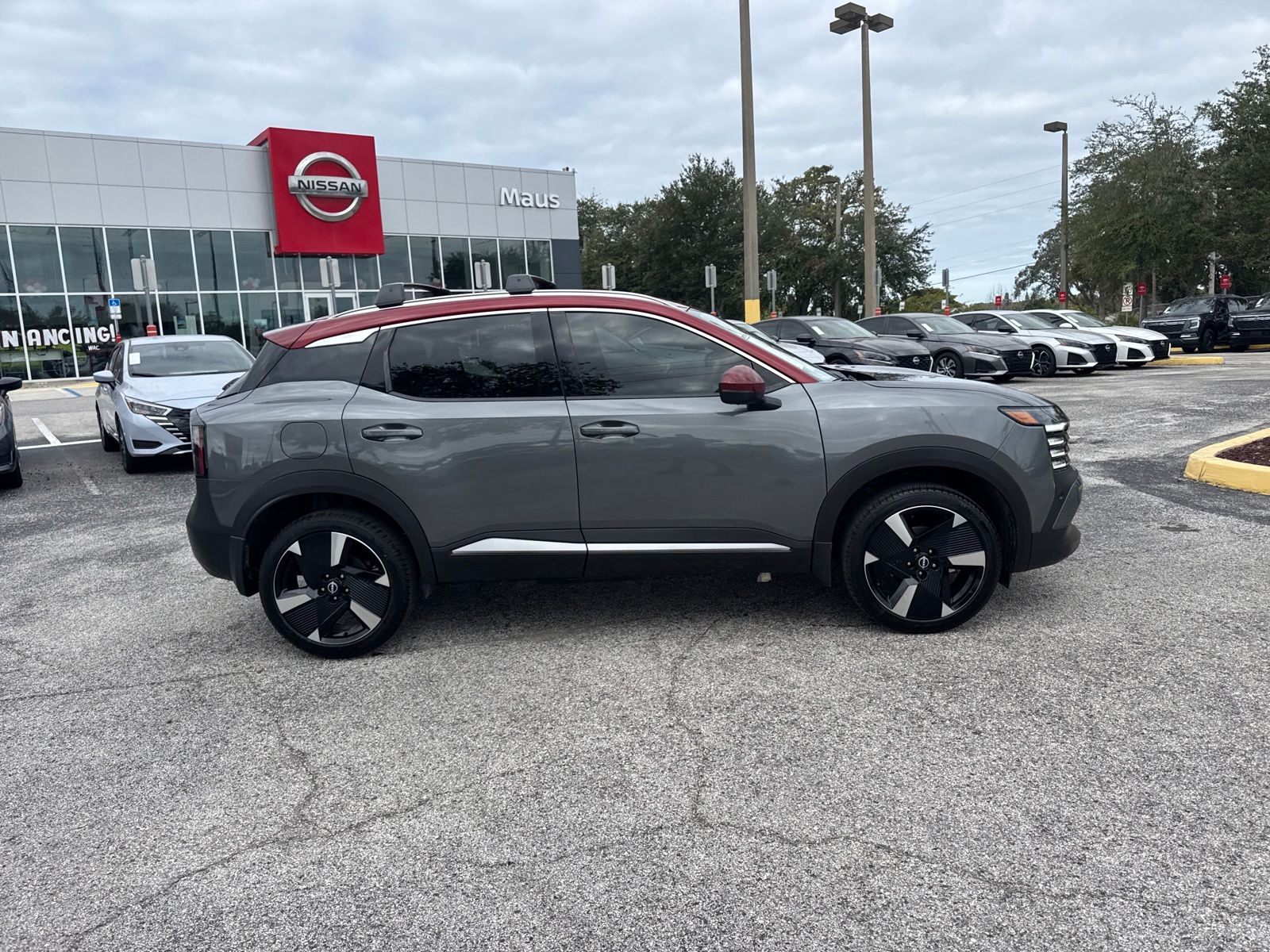 2026 Nissan Kicks SR photo 3