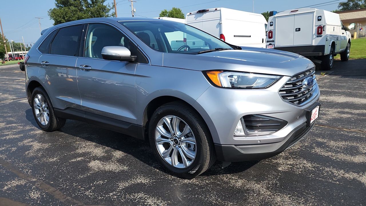 2024 Ford Edge Titanium photo 2