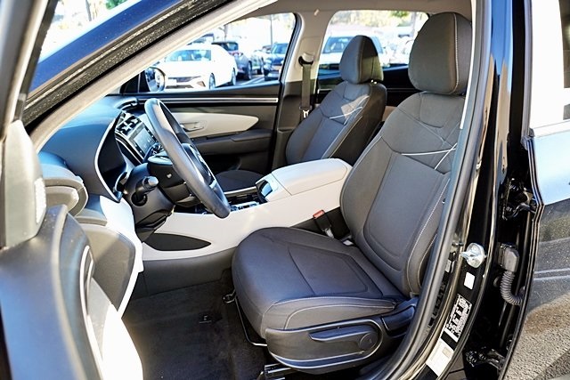 Used 2023 Black Hyundai SE image 13
