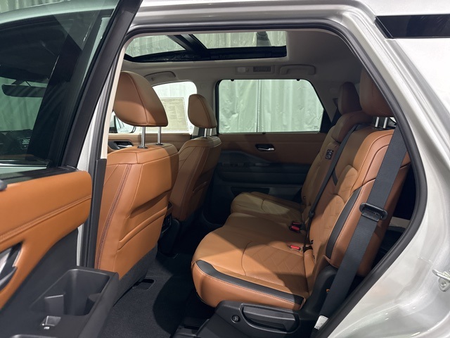 2025 Nissan Pathfinder Platinum photo 3