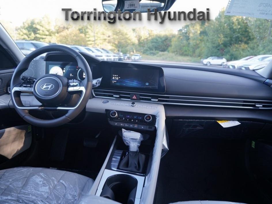 2025 Hyundai Elantra Limited photo 7