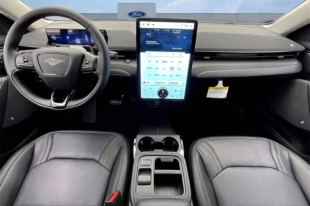 2025 Ford Mustang Mach-E Premium photo 4