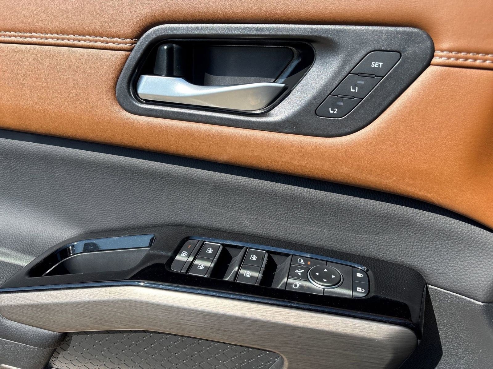 2025 Nissan Pathfinder Platinum photo 18