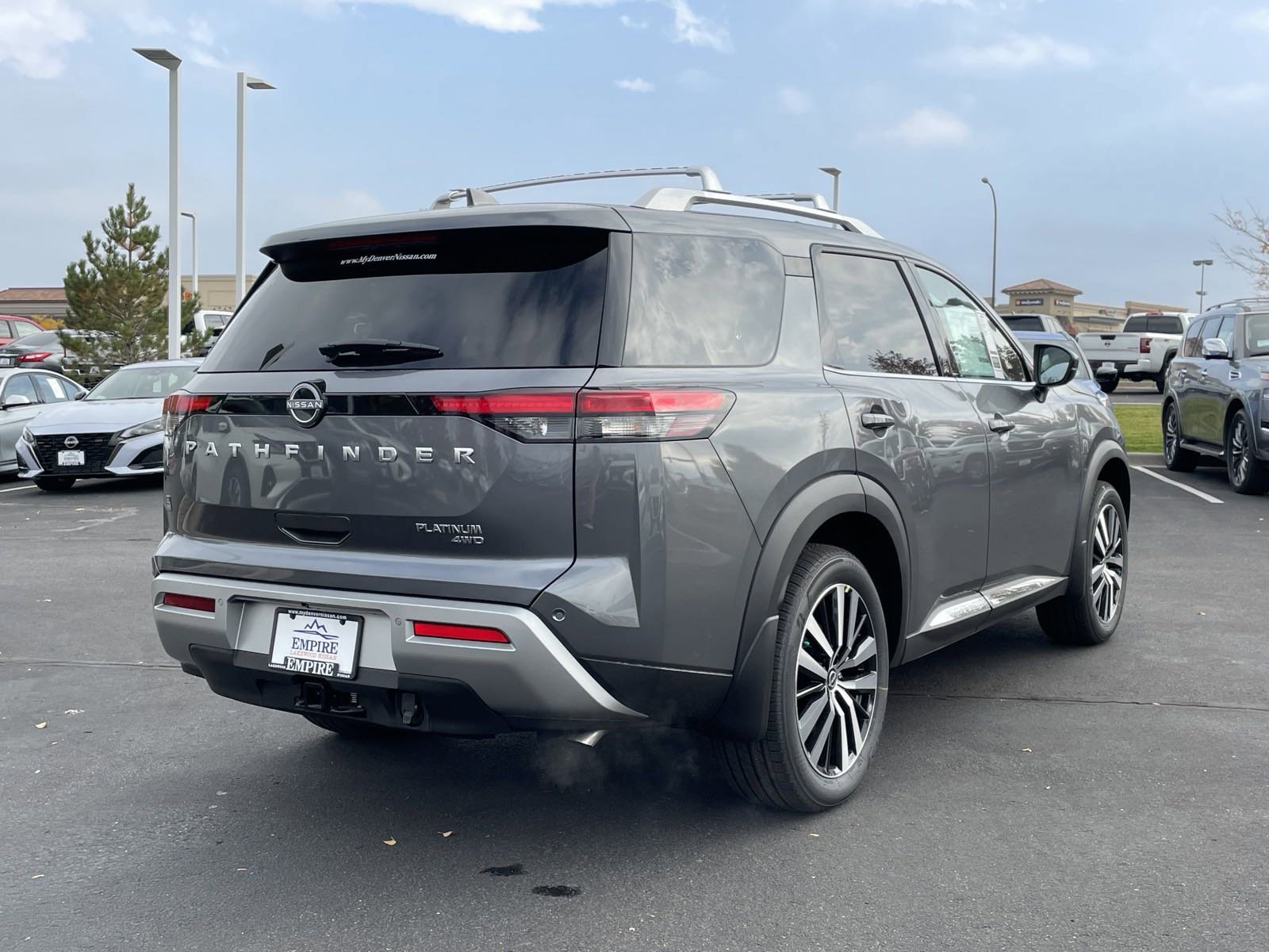 2025 Nissan Pathfinder Platinum photo 3