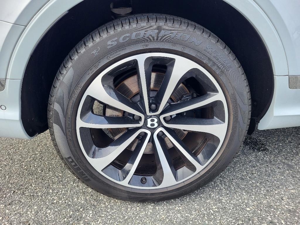 2021 Bentley Bentayga V8 photo 26