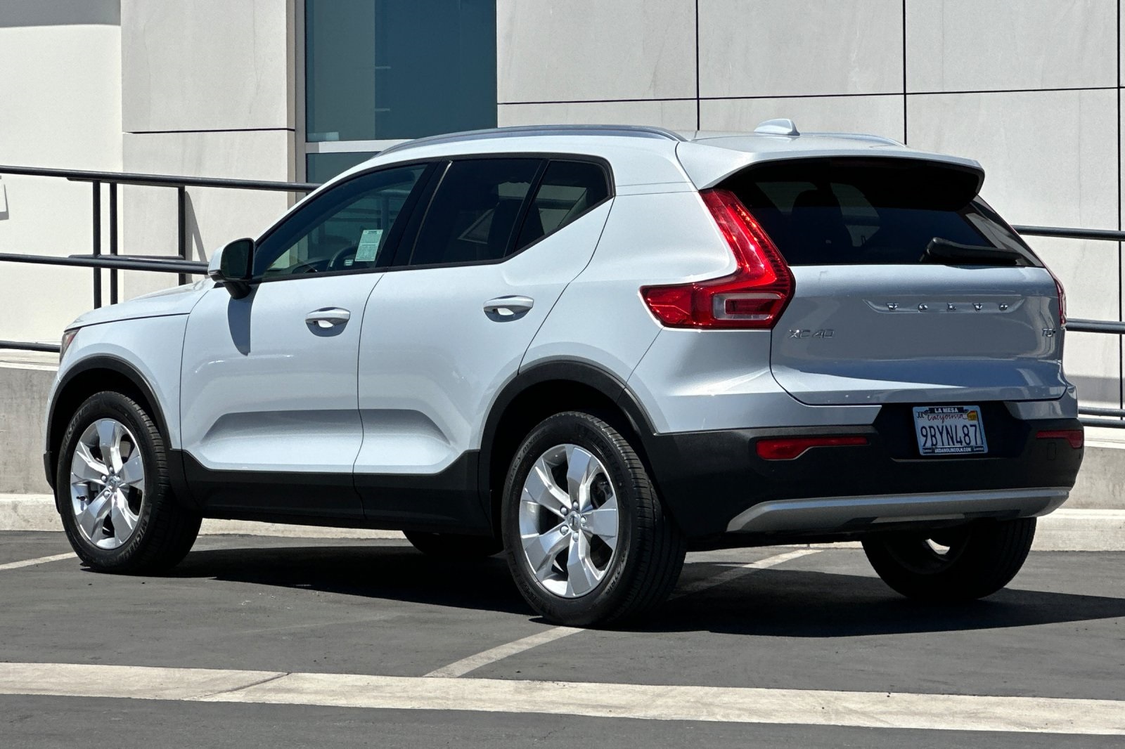 2022 Volvo XC40 Momentum photo 2