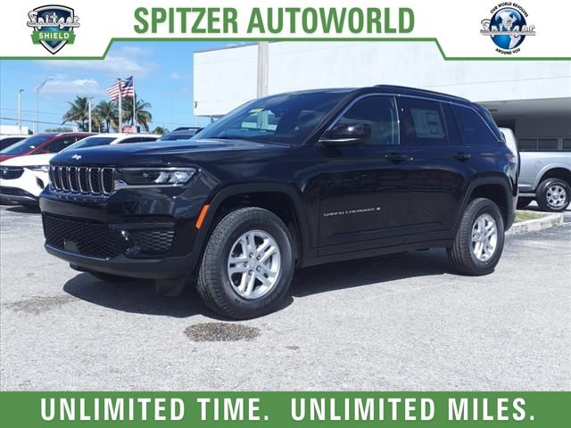 2025 Jeep Grand Cherokee Laredo photo 3
