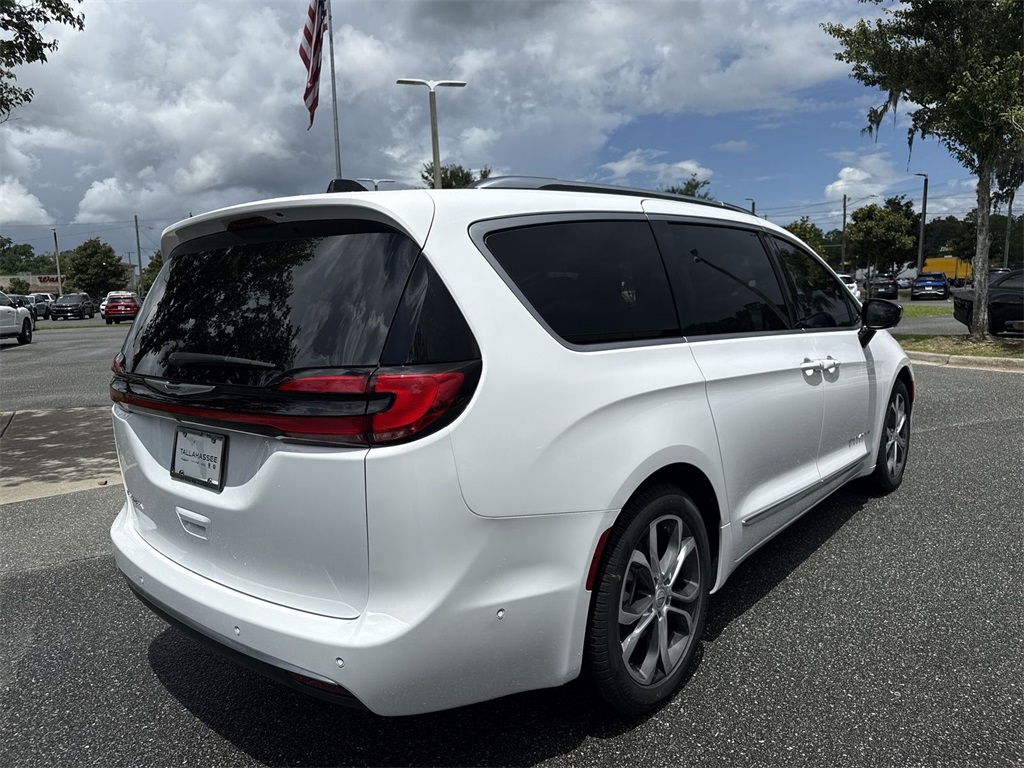 2025 Chrysler Pacifica Pinnacle photo 3