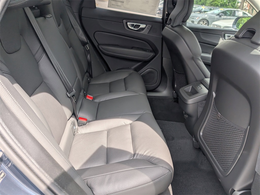 2025 Volvo XC60 B5 Plus photo 4