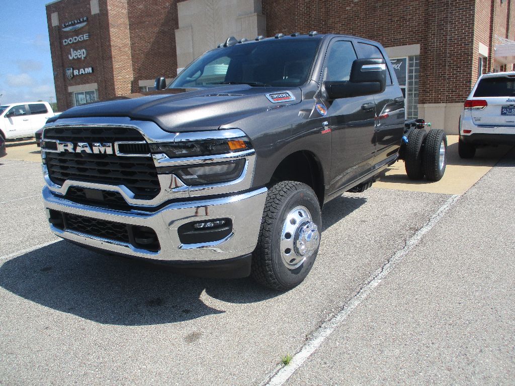 2025 Ram 3500 Tradesman photo 2