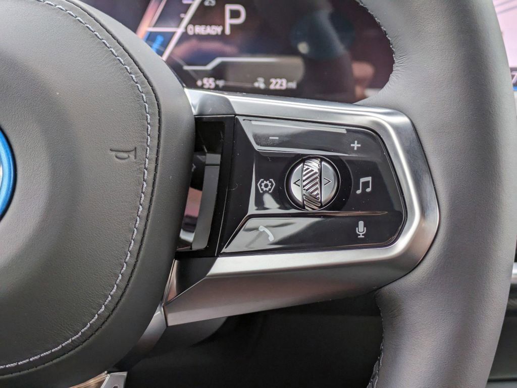 New 2024 Mineral White Metallic BMW xDrive60 image 31