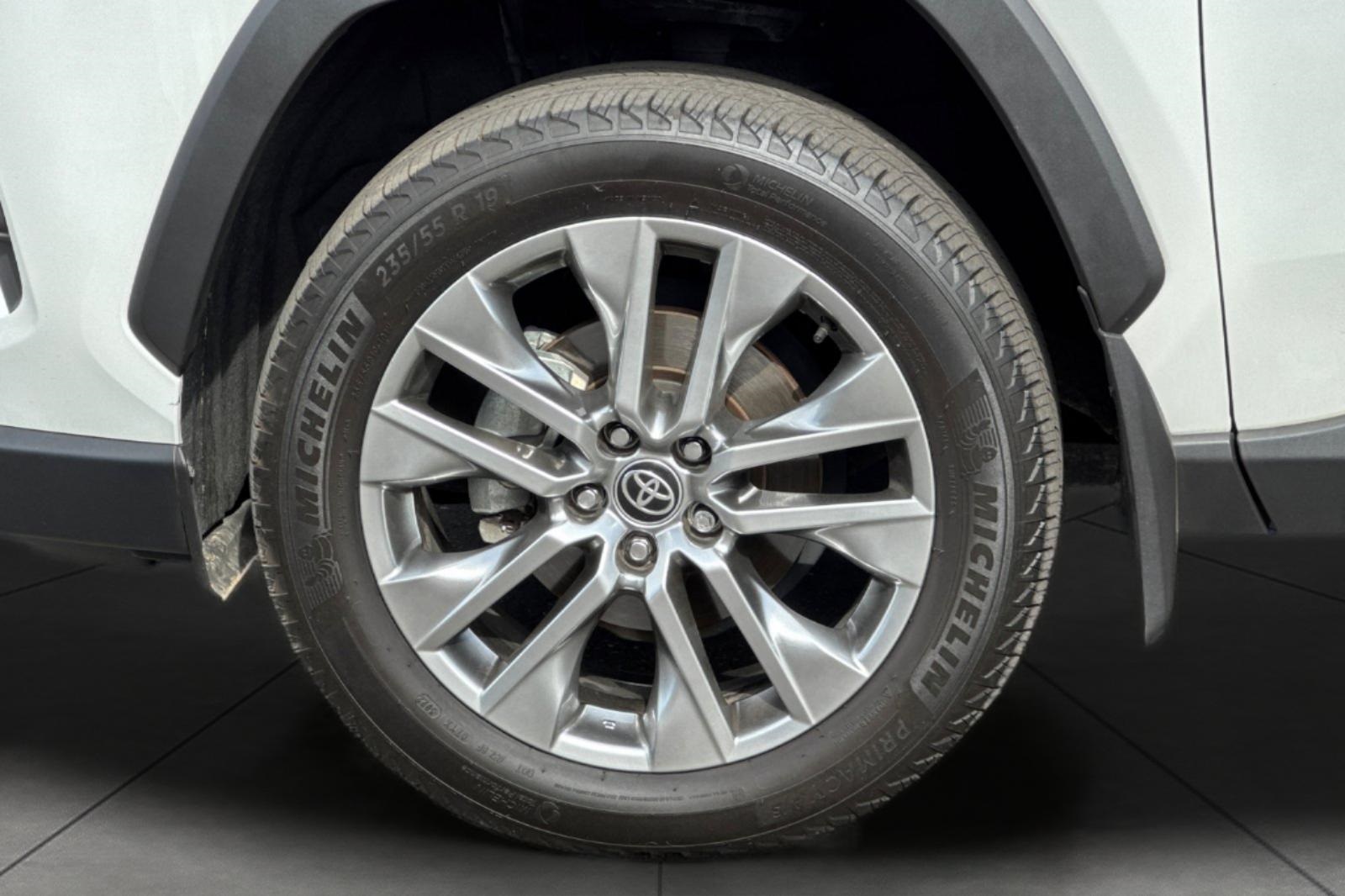 2023 Toyota RAV4 XLE Premium photo 8
