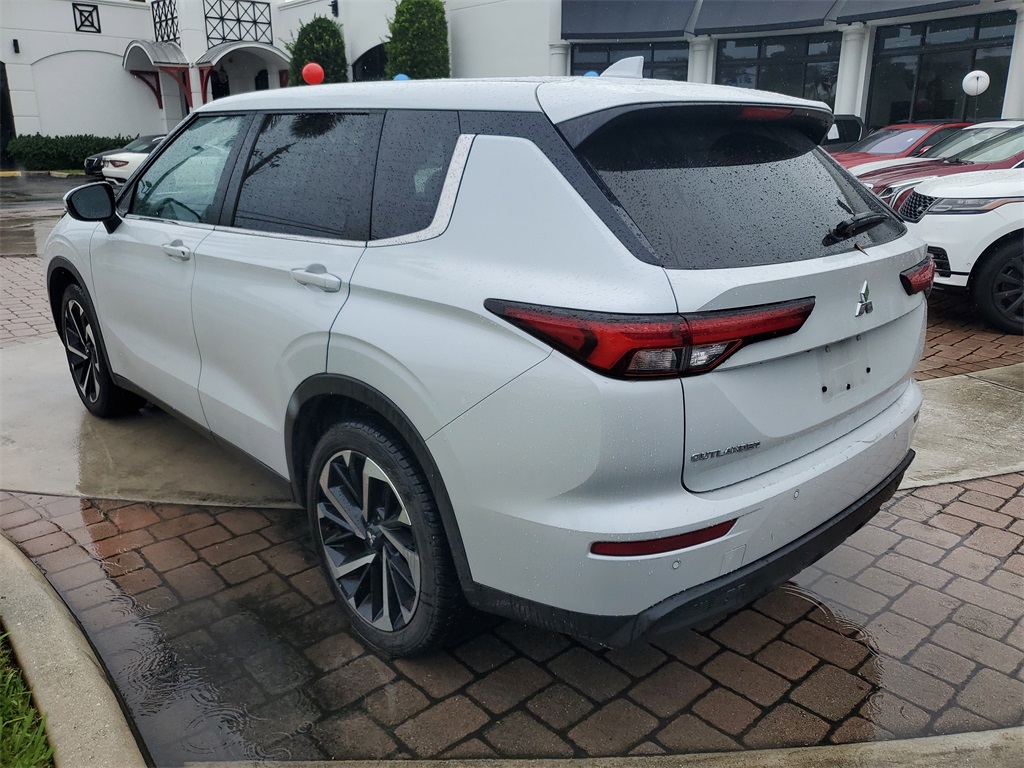 2022 Mitsubishi Outlander ES photo 3