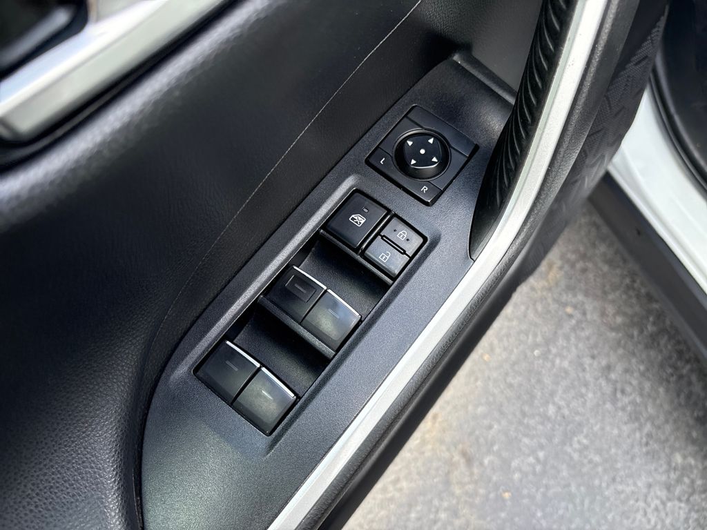 2022 Toyota RAV4 Hybrid XSE photo 11