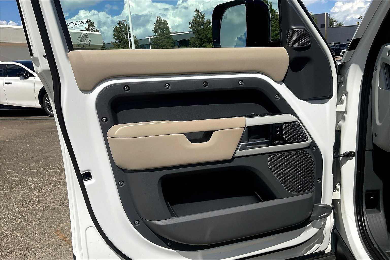 2022 Land Rover Defender X-Dynamic SE photo 18
