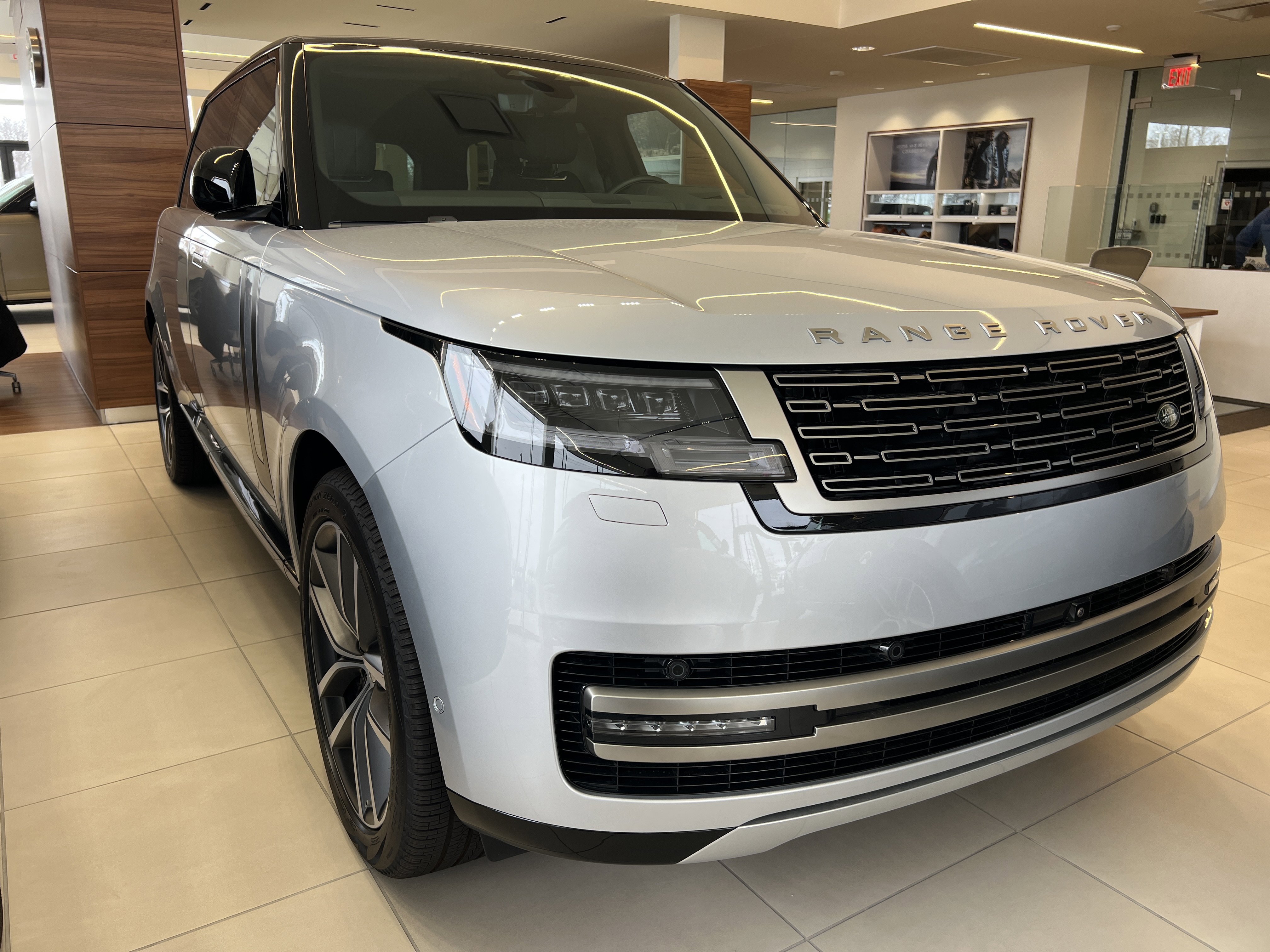 2025 Land Rover Range Rover SE's photo