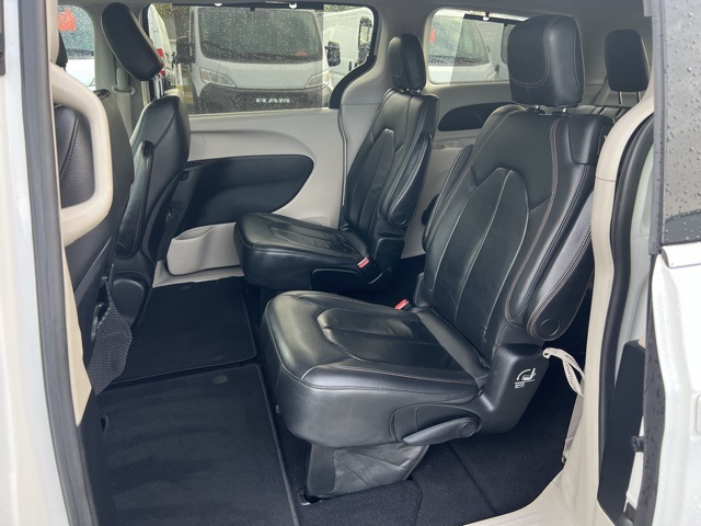 2017 Chrysler Pacifica Touring L photo 16