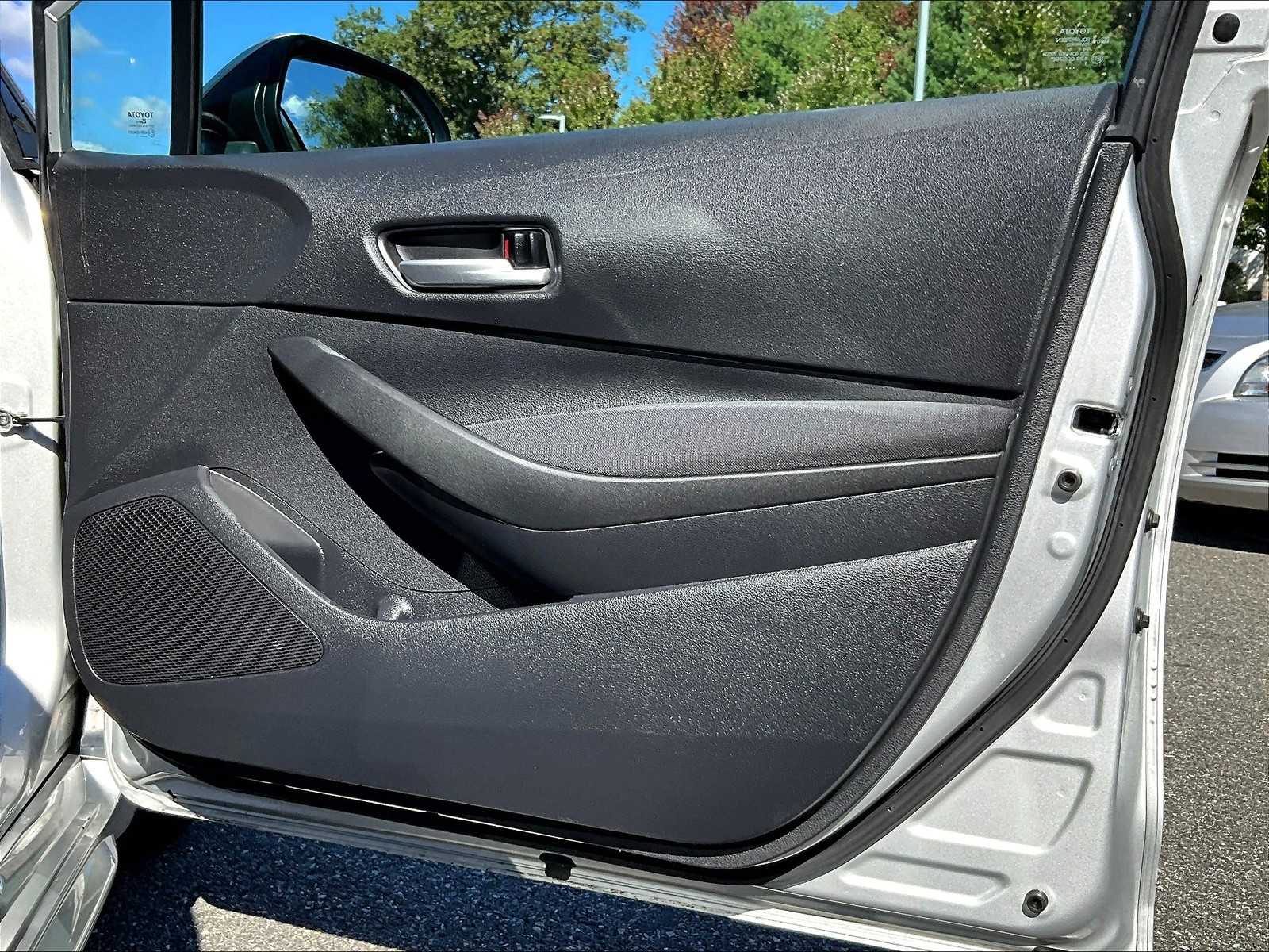 2021 Toyota Corolla LE photo 11