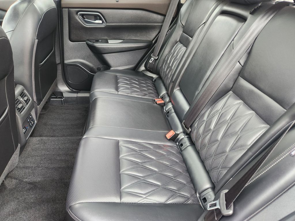 2022 Nissan Rogue Platinum photo 2