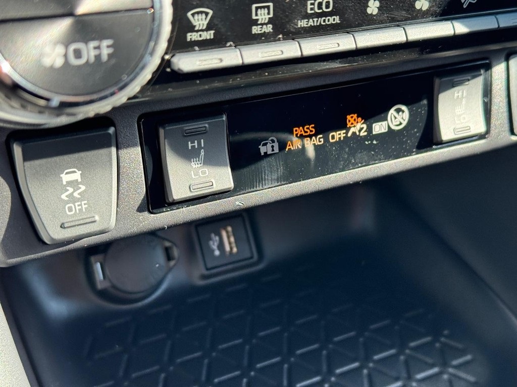 2025 Toyota RAV4 Hybrid XLE photo 15
