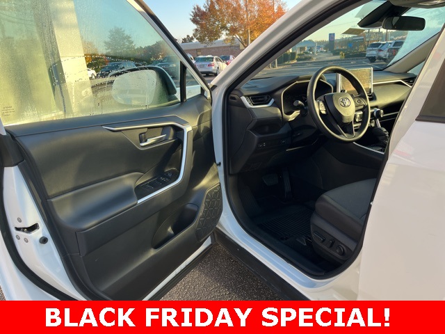 2025 Toyota RAV4 XLE photo 3