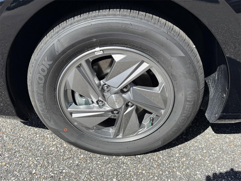 2026 Hyundai Elantra SE photo 3
