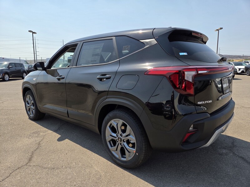 2026 Kia Seltos LX photo 3