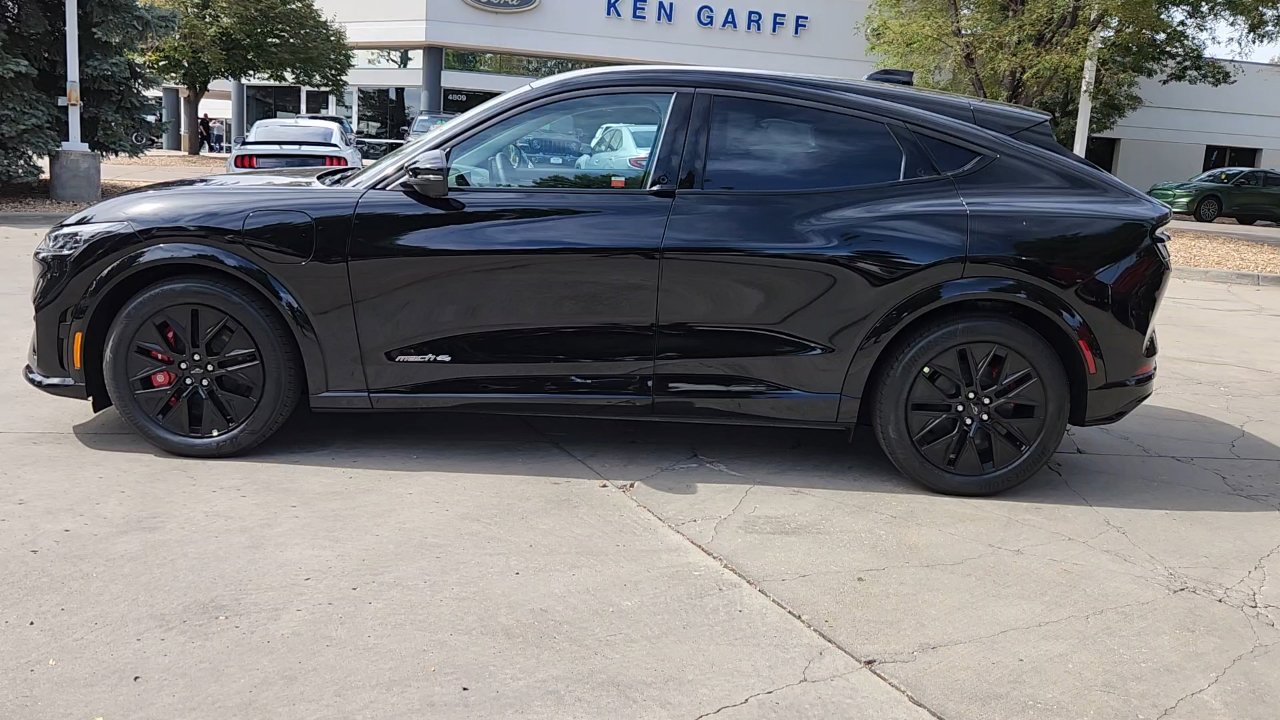 2025 Ford Mustang Mach-E Premium photo 4