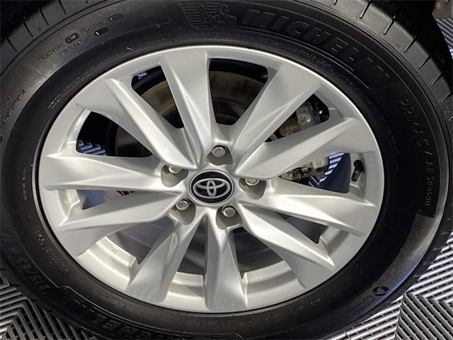 2023 Toyota Corolla Cross LE photo 24