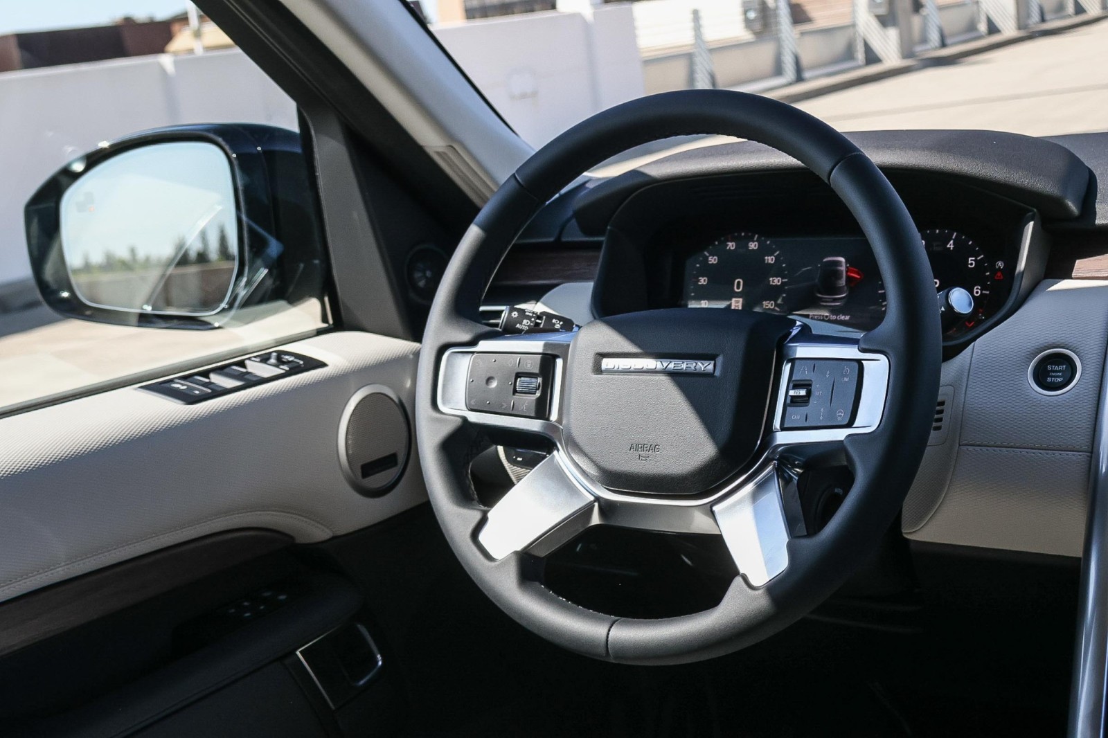 2025 Land Rover Discovery SE photo 16
