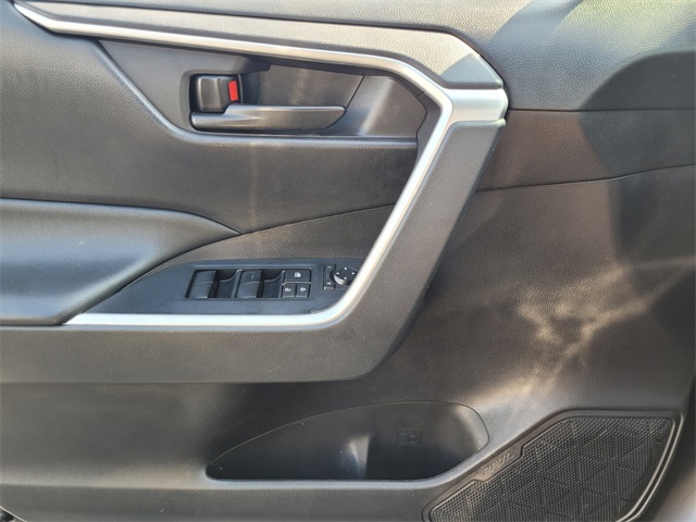 2022 Toyota RAV4 LE photo 22