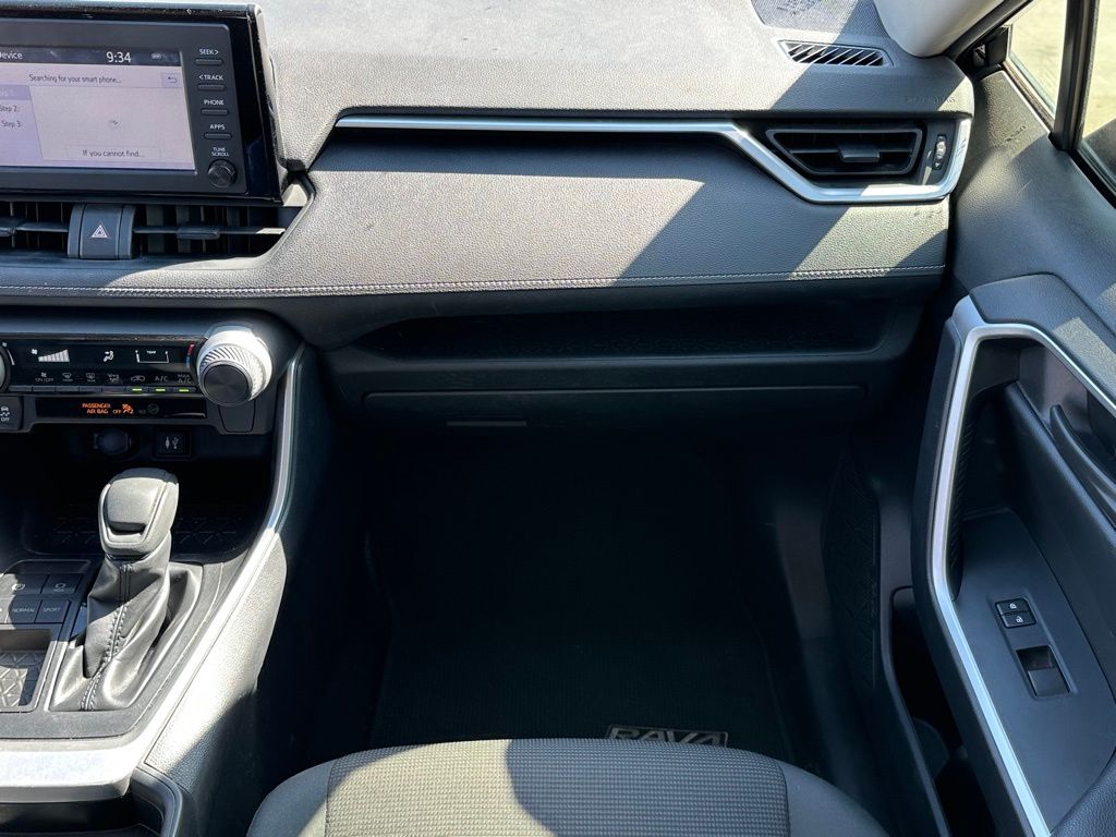 2019 Toyota RAV4 LE photo 8