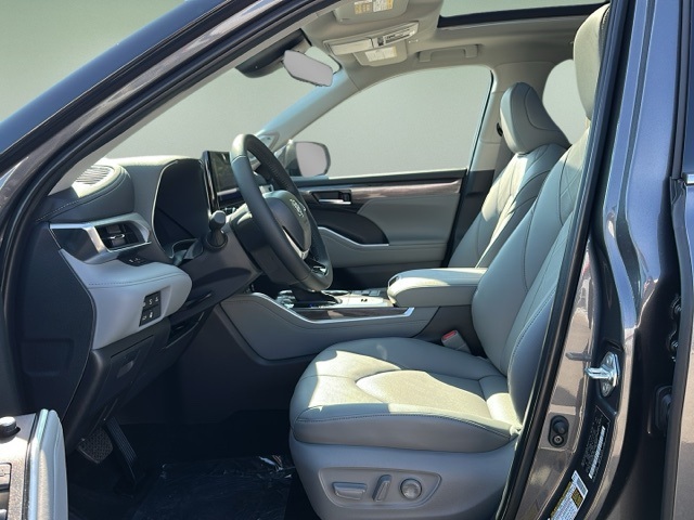 2025 Toyota Highlander Hybrid Platinum photo 2