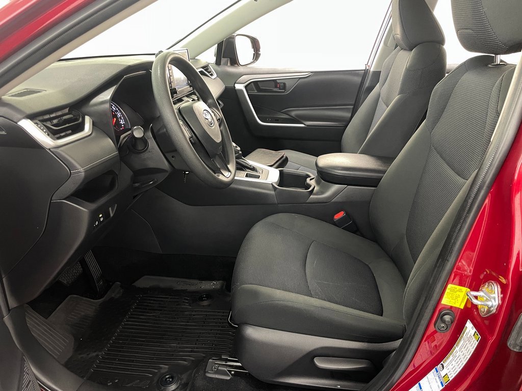 2022 Toyota RAV4 LE photo 4
