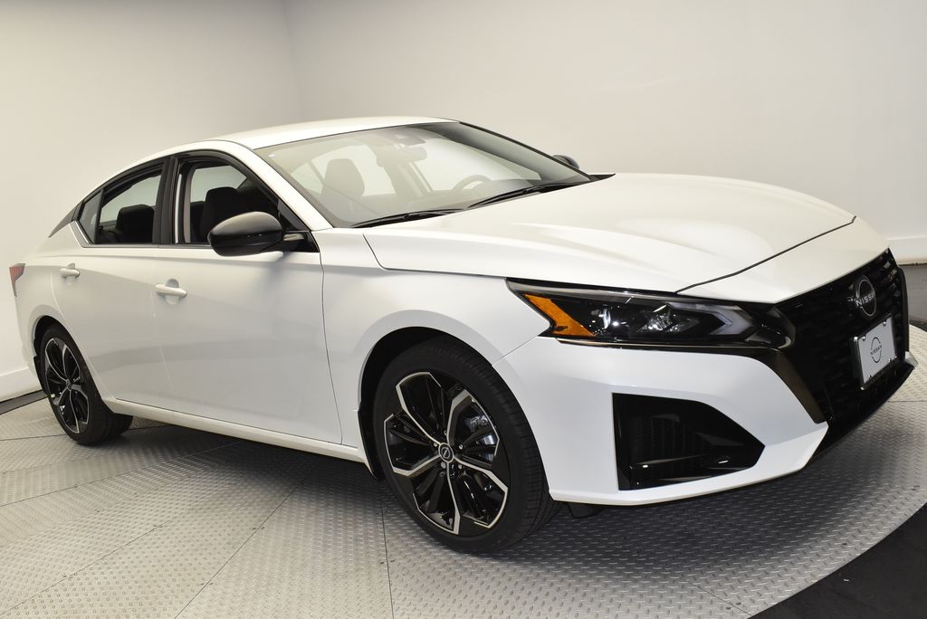 2025 Nissan Altima 2.5 SR photo 3