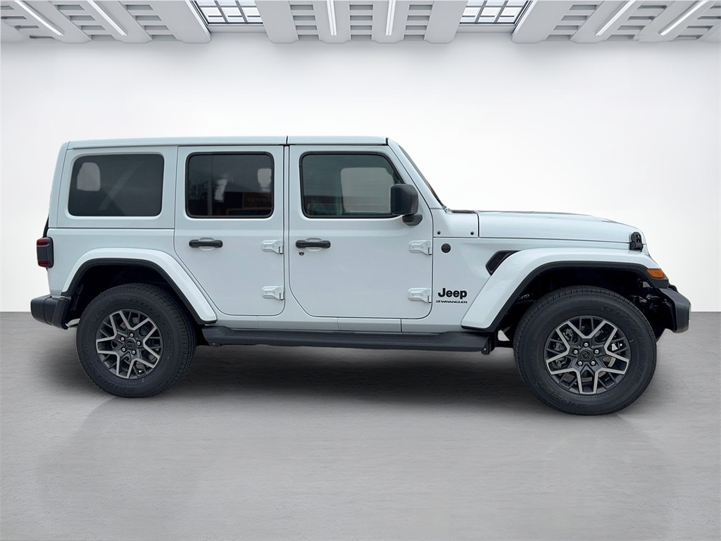 2025 Jeep Wrangler Sahara photo 2