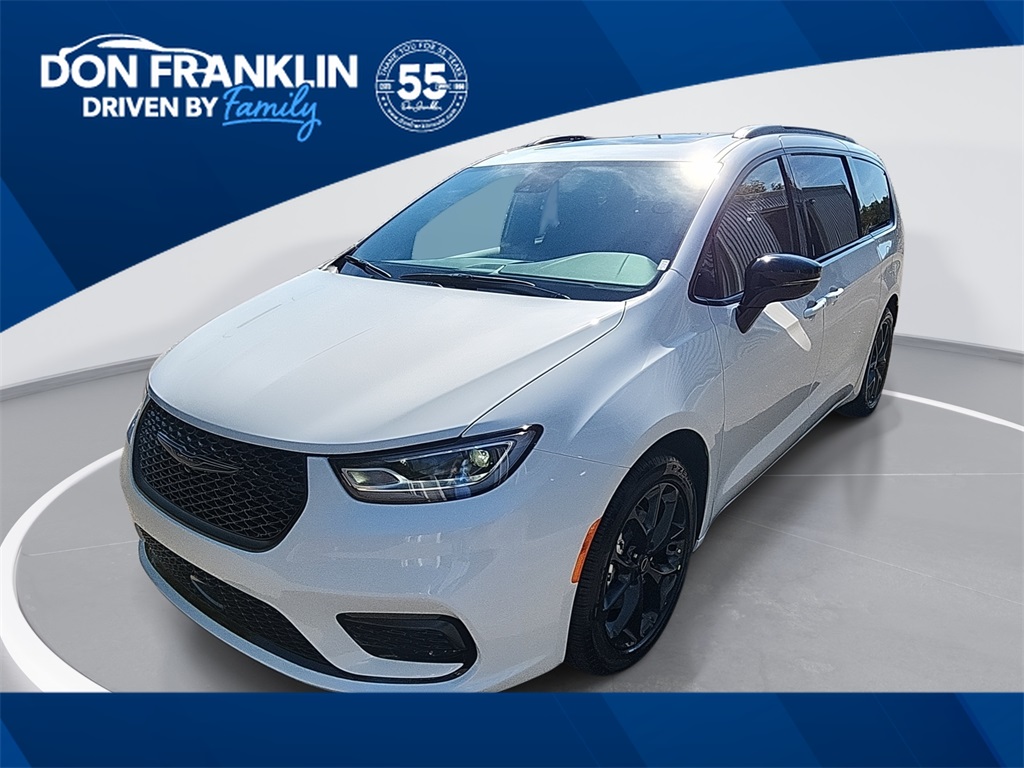 2026 Chrysler Pacifica Limited's photo