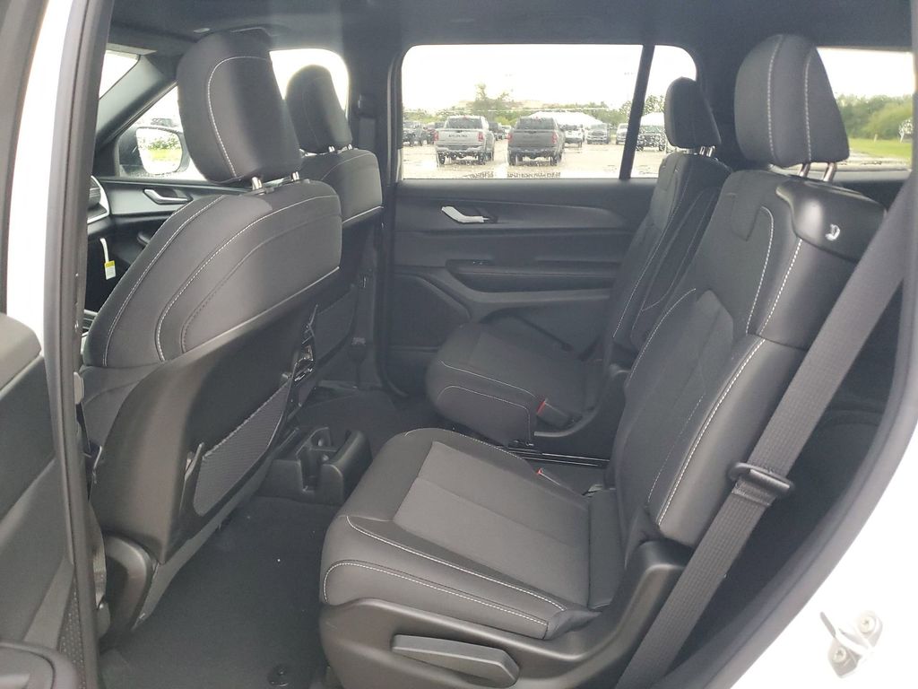 2025 Jeep Grand Cherokee Laredo Altitude photo 21
