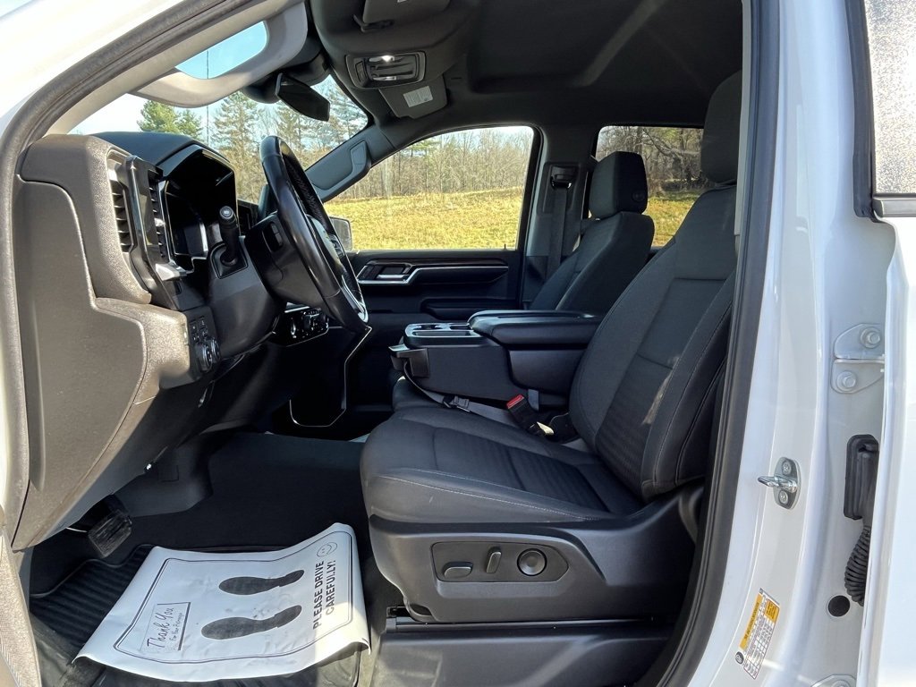 2022 Chevrolet Silverado 1500 LT photo 2