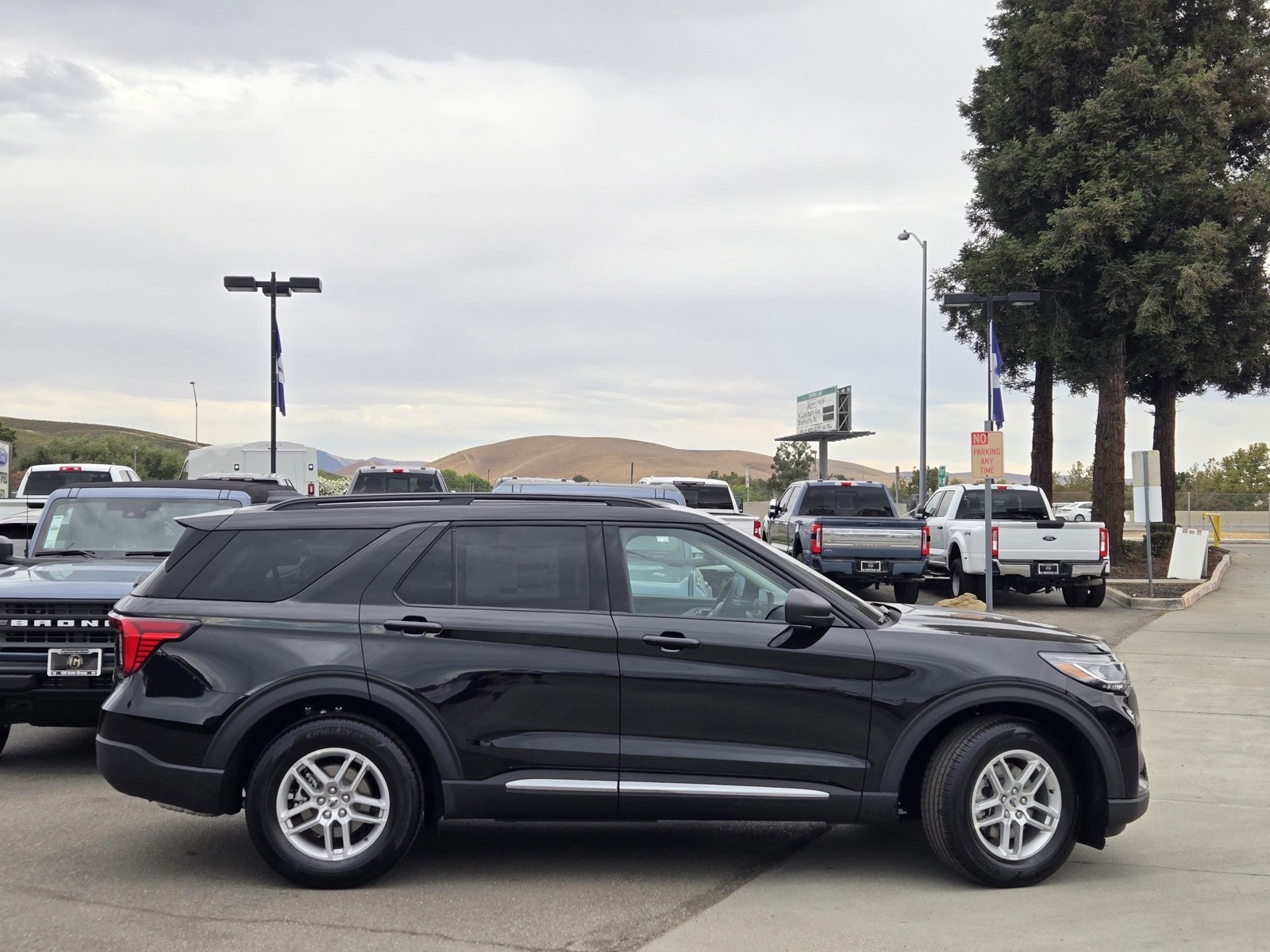 2025 Ford Explorer photo 2