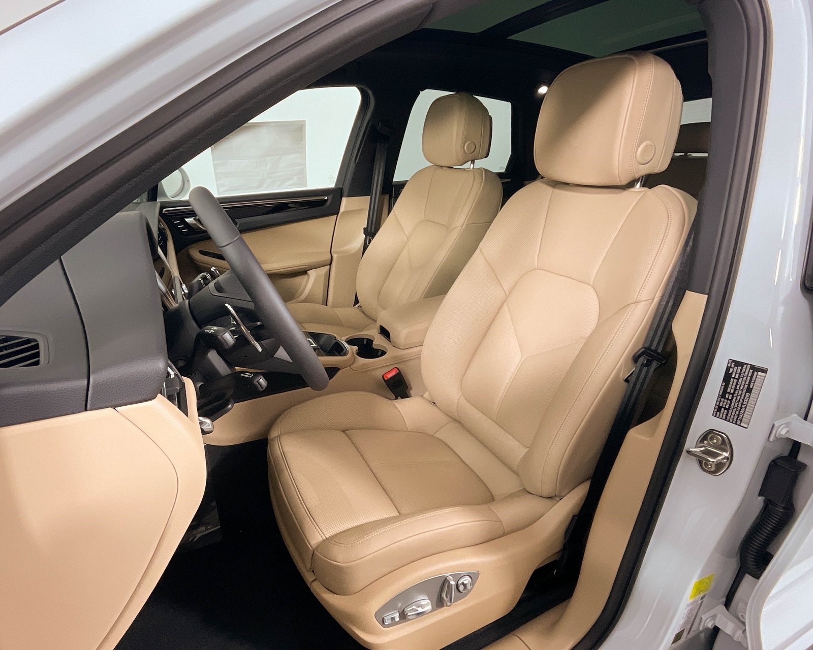 2026 Porsche Macan T photo 5